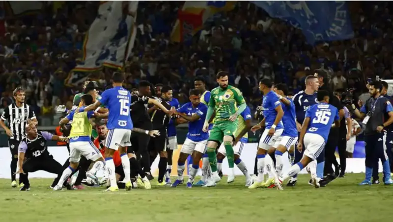 اشتباك بالأيدي بين نجمَي الهلال السابقيْنِ في مباراة بالبرازيل