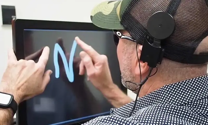 جهاز دماغي لاسلكي يعيد الضوء للمكفوفين
