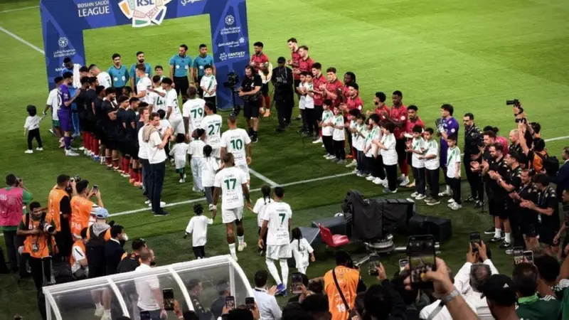 ممر شرفي للاعبي الأهلي في مواجهة الخلود