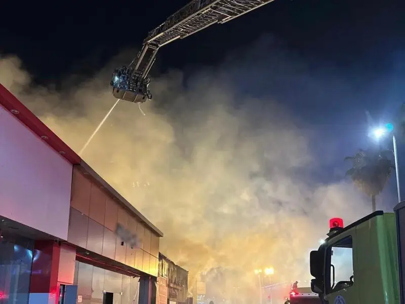 إخماد حريق بمحال تجارية في الطائف