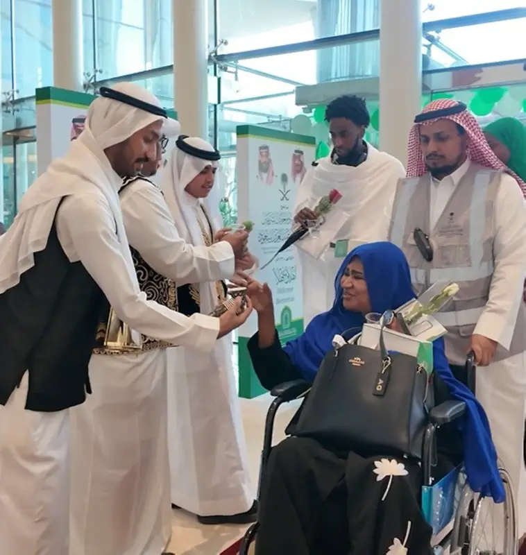 بالدموع.. حاجة أمريكية تشيد بخدمات الحج: "ما هي غريبة عليكم"