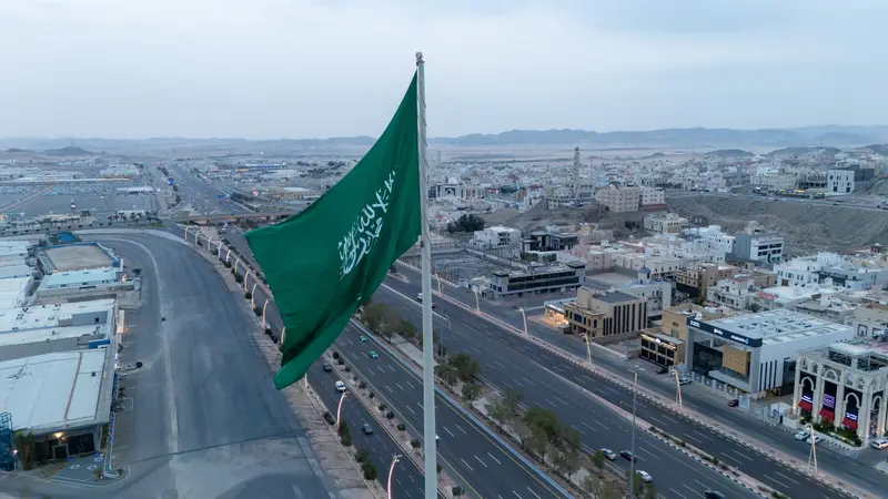 مكة تعانق السماء بأعلى سارية للعلم السعودي