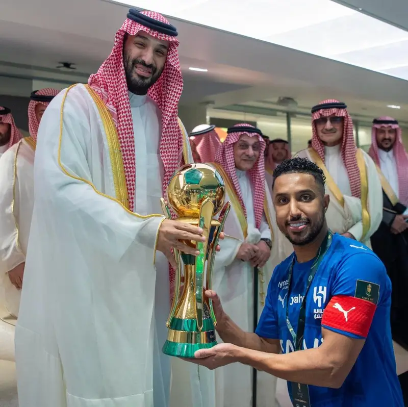 ولي العهد يتوج الهلال بأغلى الكؤوس