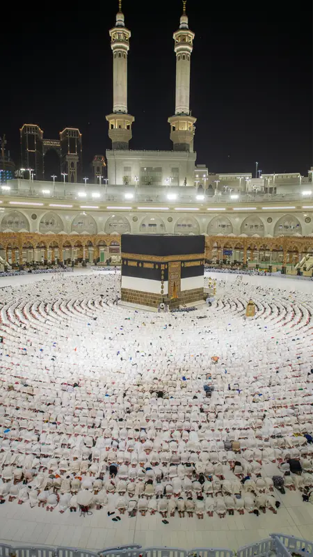 جموع المصلين يؤدون صلاة عيد الأضحى في المسجد الحرام