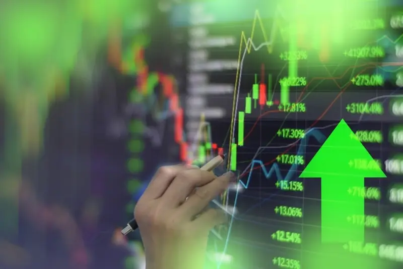 سوق الأسهم يغلق مرتفعًا بتداولات 7.7 مليار ريال