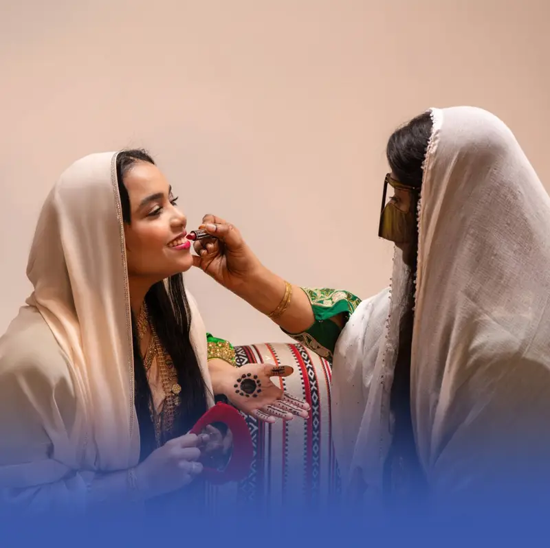 "مرافقة العروس".. مهنة فريدة تدير كواليس ليلة العمر