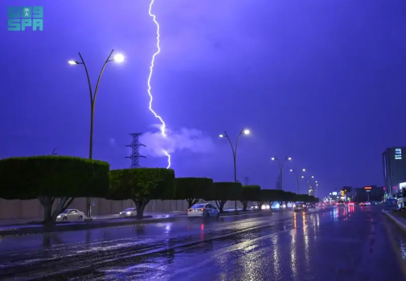 البرق يُزين سماء عسير في ليلة ماطرة