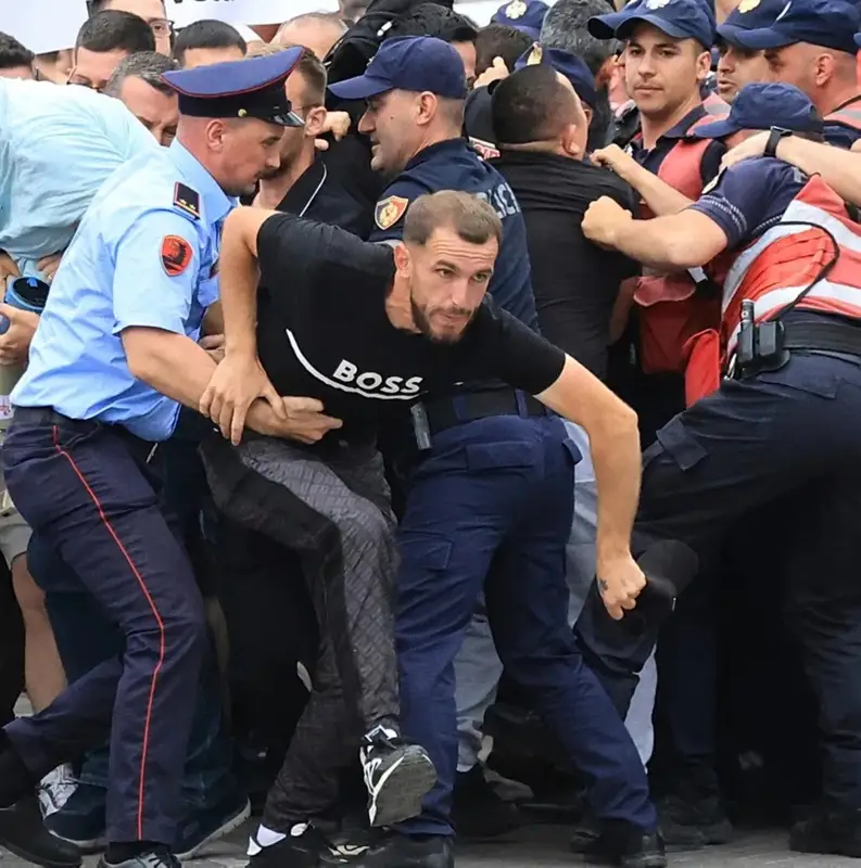 السفارة تحذّر المواطنين من التظاهرات في ألبانيا
