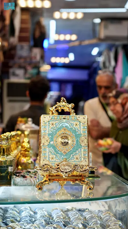 الهدايا المكيَّة… عبق الرحلة الإيمانية للعائدين من الحرم