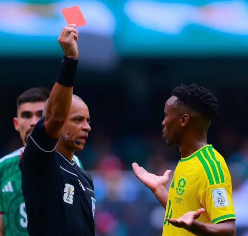 إيقاف زواني لاعب جنوب أفريقيا 3 مباريات بعد طرده في افتتاح المونديال