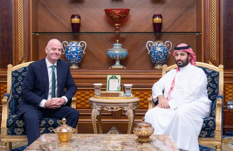 ولي العهد وإنفانتينو يستعرضان مجالات التعاون الرياضي