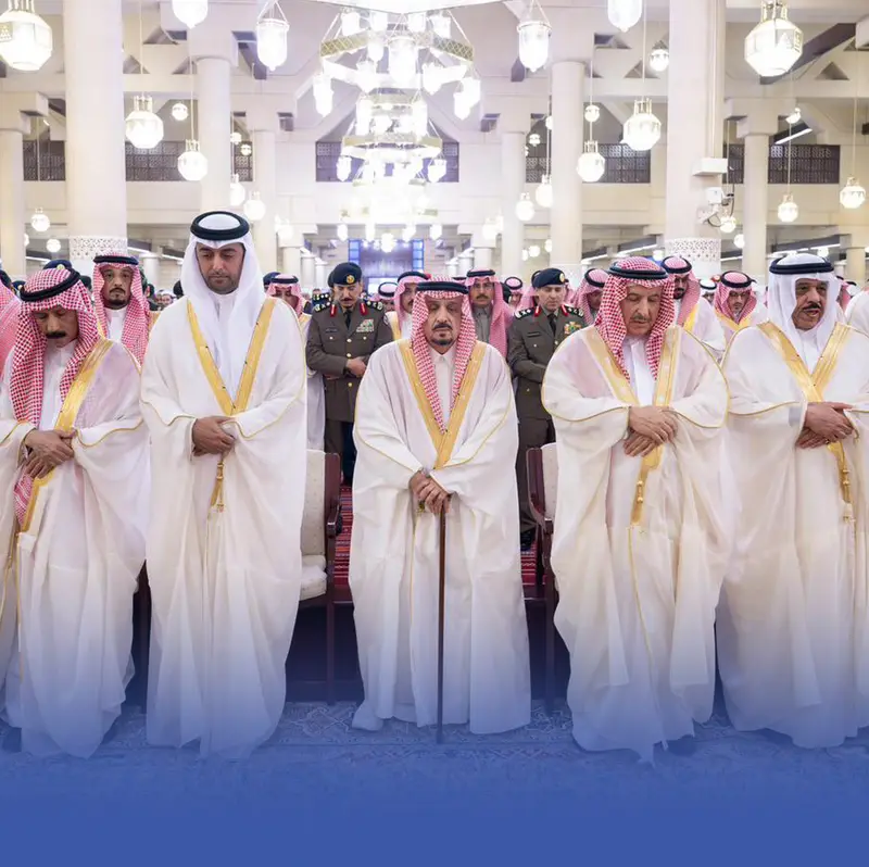 أمراء المناطق يتقدمون المصلين في صلاة العيد