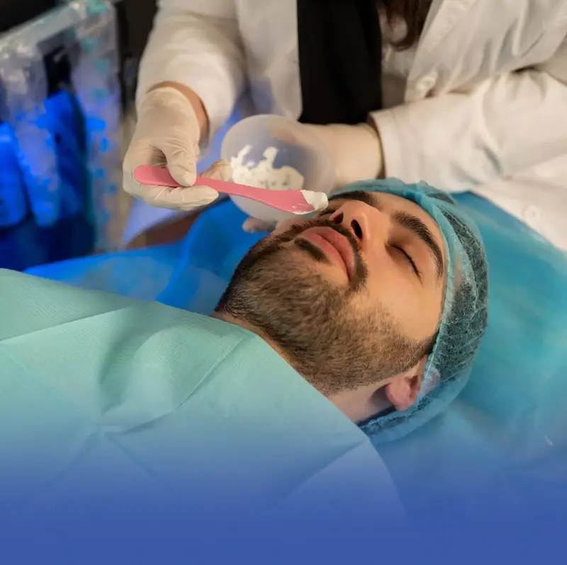 الشباب ينافسون الفتيات في عيادات التجميل بحثًا عن "النضارة"
