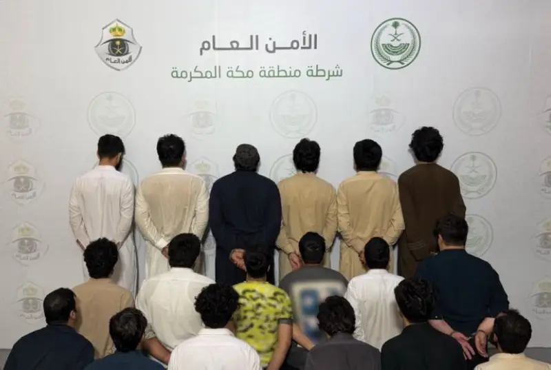 الإطاحة بـ 18 مقيمًا لتزويرهم إقامات وبطاقات نسك وأساور حج