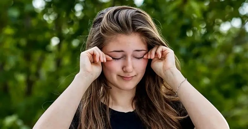 ليست الحساسية وحدها.. أسباب غير متوقعة لحكة العين المستمرة