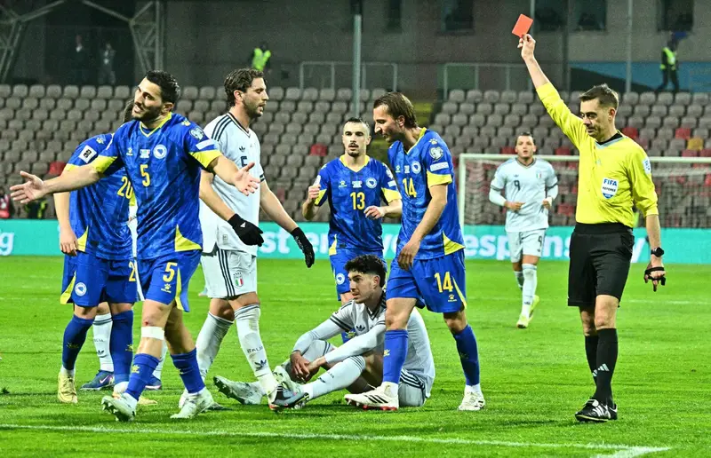 مدرب إنتر يدافع عن باستوني بعد طرده مع منتخب إيطاليا