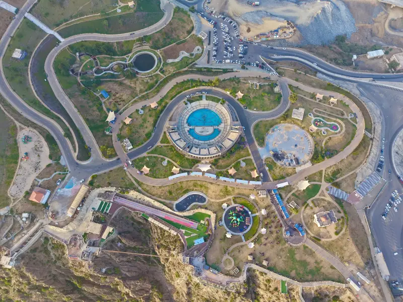 الجسر الزجاجي ومساطب القيم.. الوجهة الأولى لمصطافي الباحة