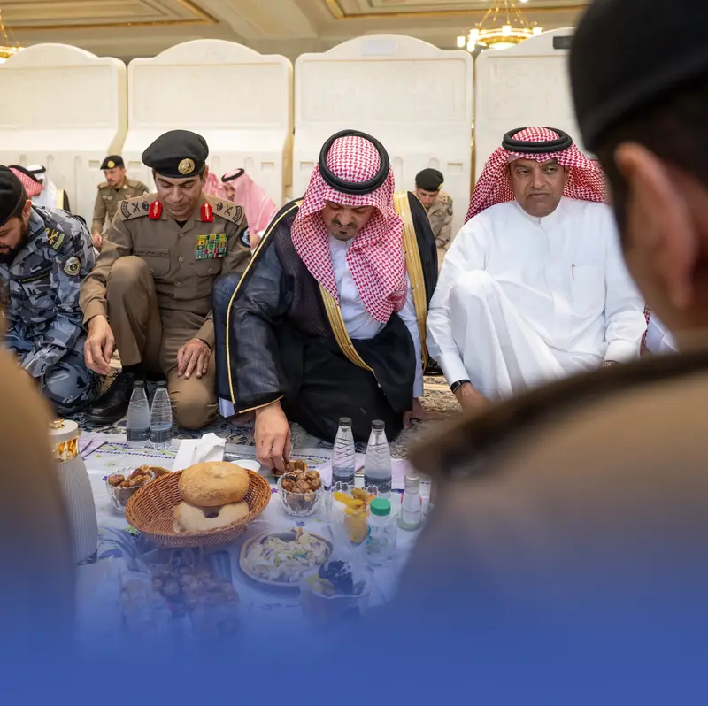 نائب أمير مكة يشارك رجال الأمن إفطارهم بالحرم المكي