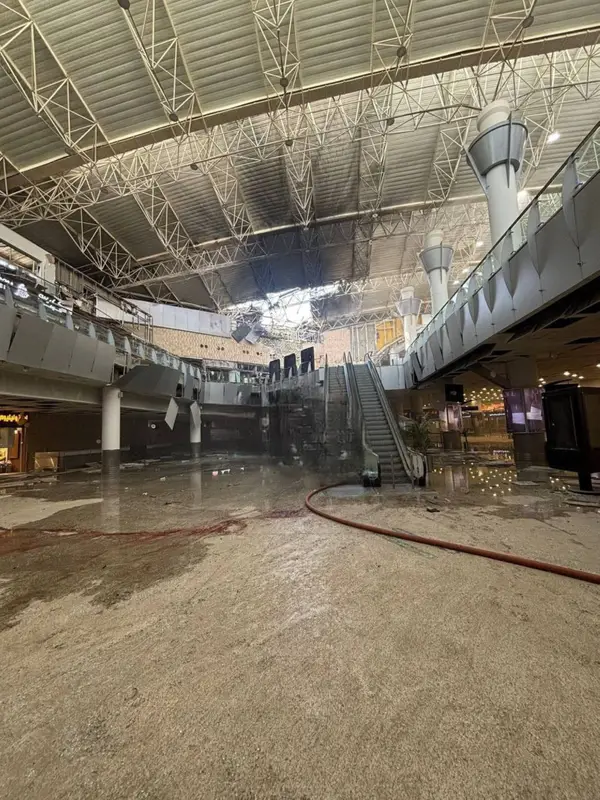 قتيل و63 إصابة بقصف إيراني على مطار الكويت