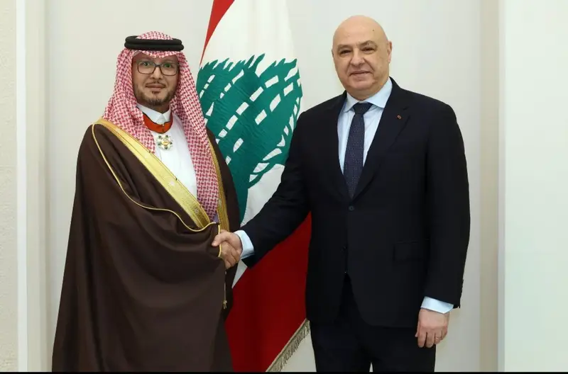 عون يقلّد السفير بخاري وسام الأرز بمناسبة انتهاء مهامه