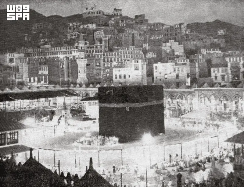 رحلة إضاءة المسجد الحرام من القناديل للكهرباء