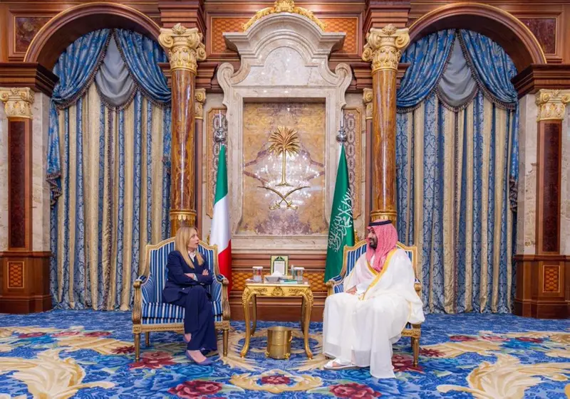 ولي العهد وميلوني يبحثان تداعيات التصعيد العسكري بالمنطقة
