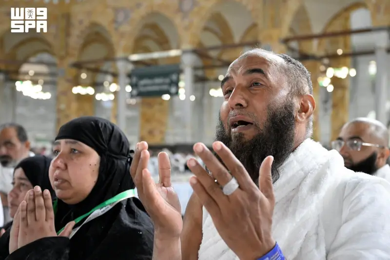في أول نظرة للكعبة.. دموع ودعوات تختصر شوق الحجاج