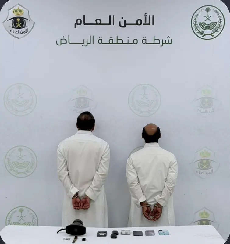ضبط شخصين انتحلا صفة غير صحيحة وسرقا محلاً بالرياض