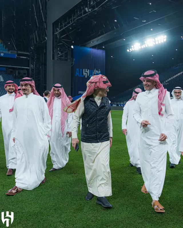 جولة الأمير الوليد بن طلال بـ"المملكة آرينا" بعد صفقة الهلال