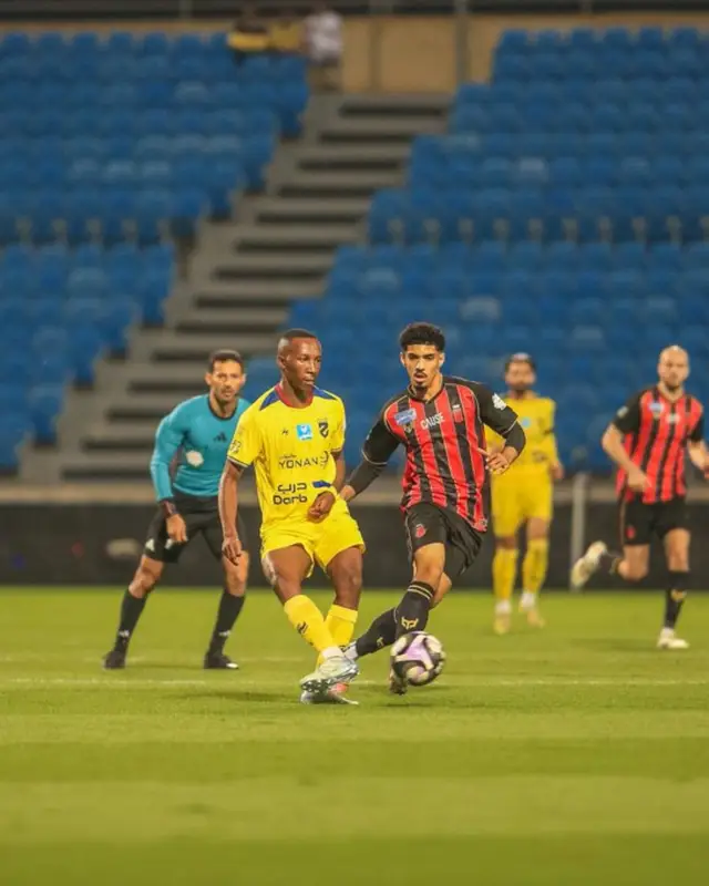 الحزم يخطف فوزًا قاتلًا أمام الرياض في دوري روشن