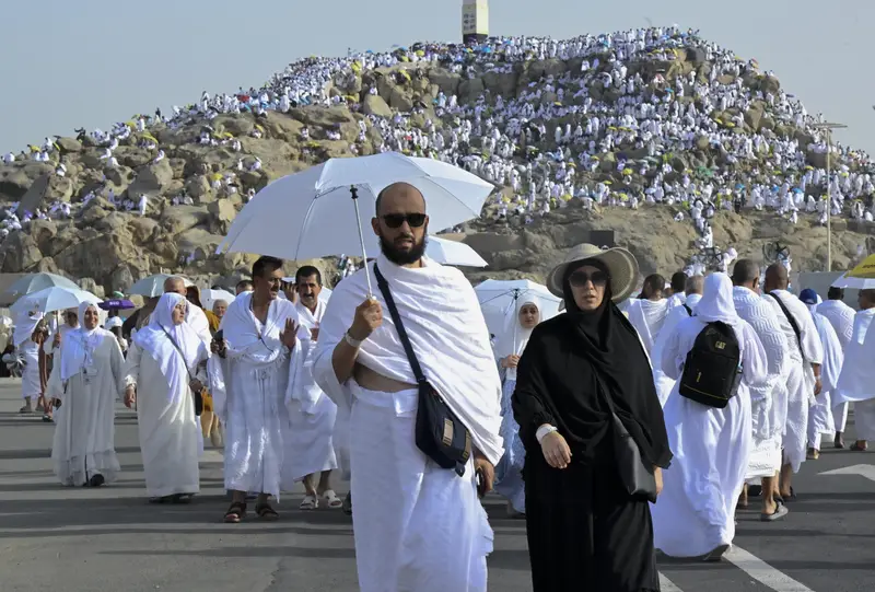 الحجاج يؤدون ركن الحج الأعظم بالوقوف على عرفات