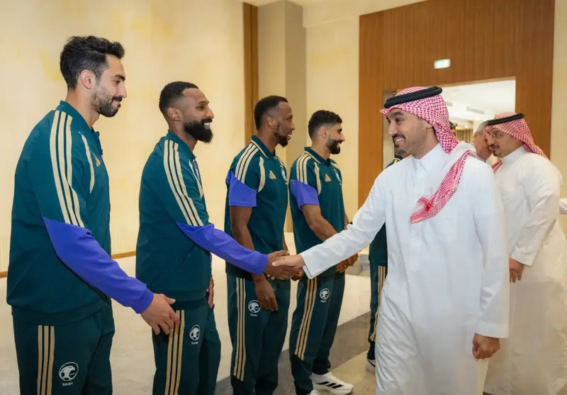 الفيصل يلتقي بعثة الأخضر.. وينقل لهم تحيات ولي العهد