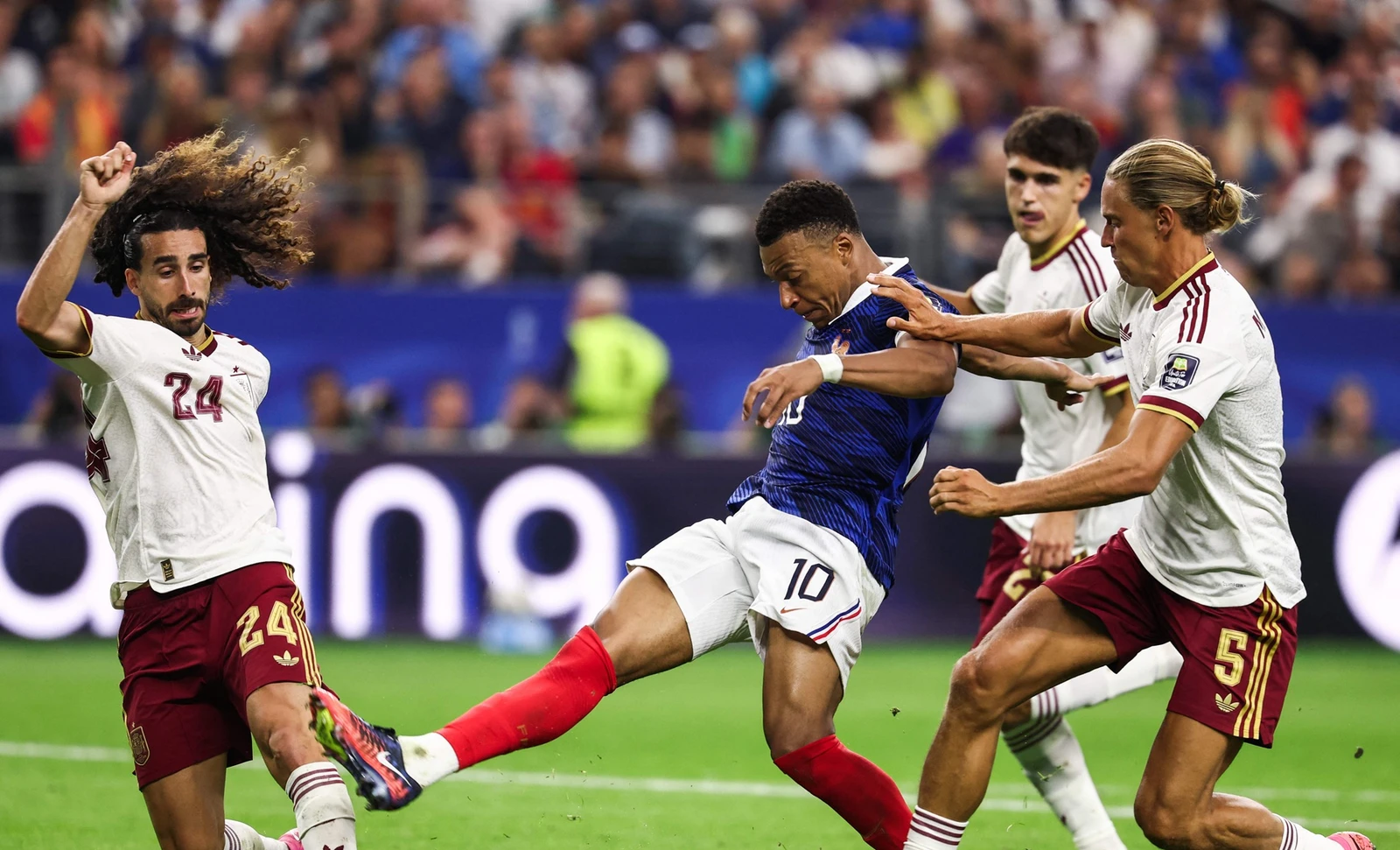 فيفا يدافع عن حكم مباراة فرنسا وإسبانيا