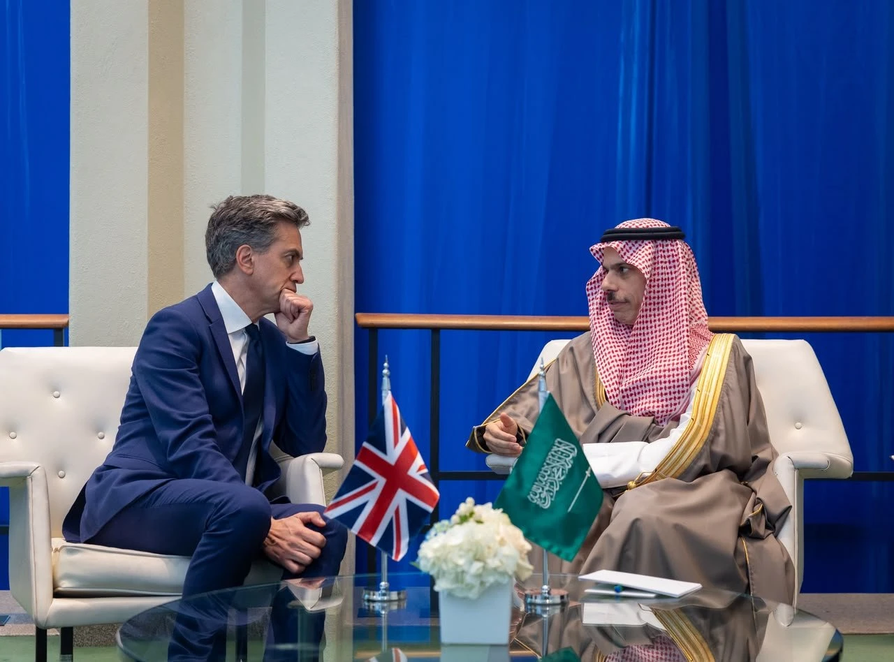 وزير الخارجية يبحث مع نظيره البريطاني أبرز المستجدات 