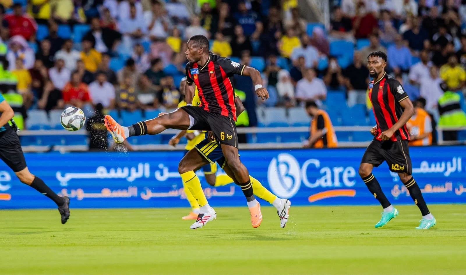 لجنة الانضباط تعاقب لاعب الرياض بعد سلوكه في مواجهة الشباب