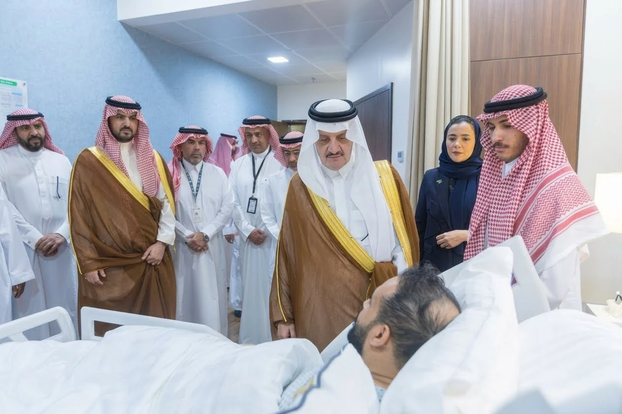 أمير الشرقية ونائبه يزوران مصابًا في استهداف مطار الملك فهد