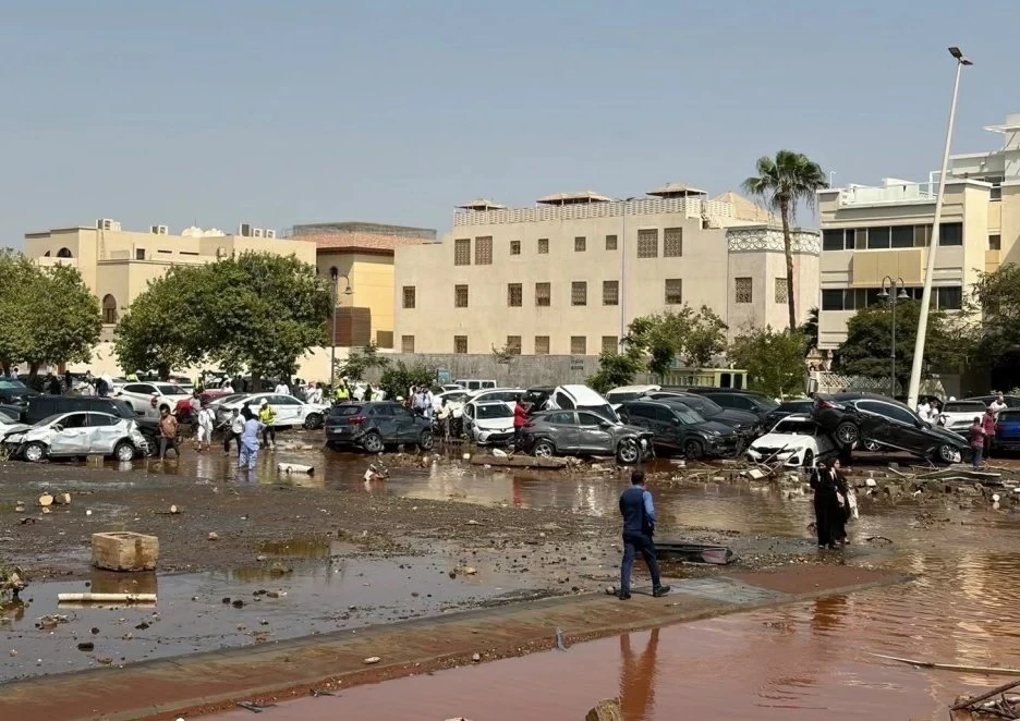 لجنة لحصر أضرار مركبات منسوبي جامعة الأعمال جراء انهيار خزان بجدة