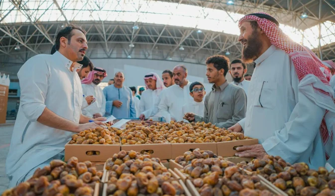موسم تمور المذنب يستقبل أولى طلائع "السكرية الحمراء"