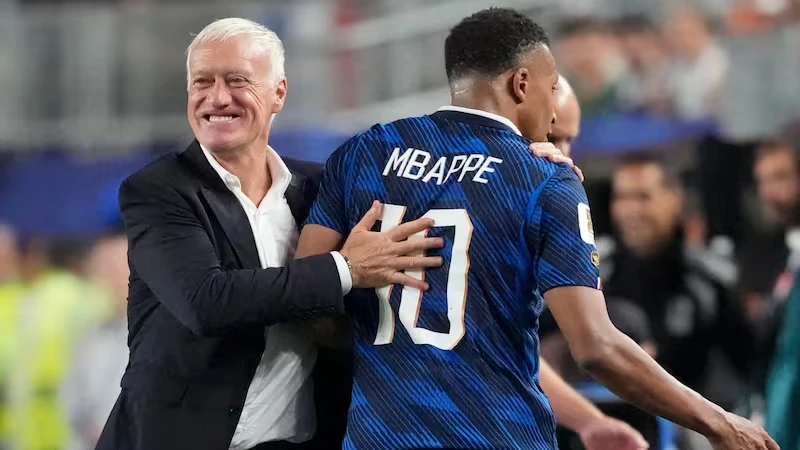 ديشامب: كنت أخشى استهداف لاعبي باراجواي لمبابي