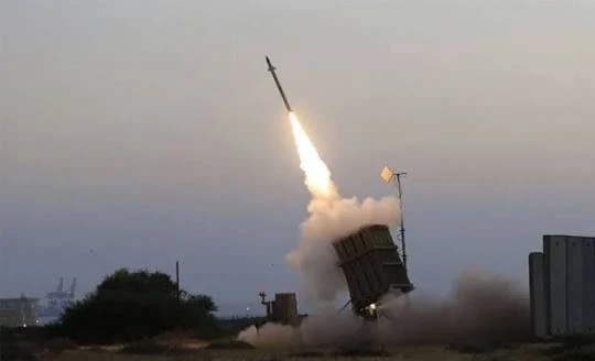 الكويت تعترض 4 صواريخ و21 طائرة مسيرة إيرانية