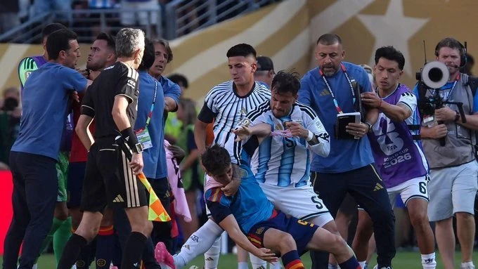 أيالا يعتذر عن اشتباكه مع أولمو بعد نهائي كأس العالم