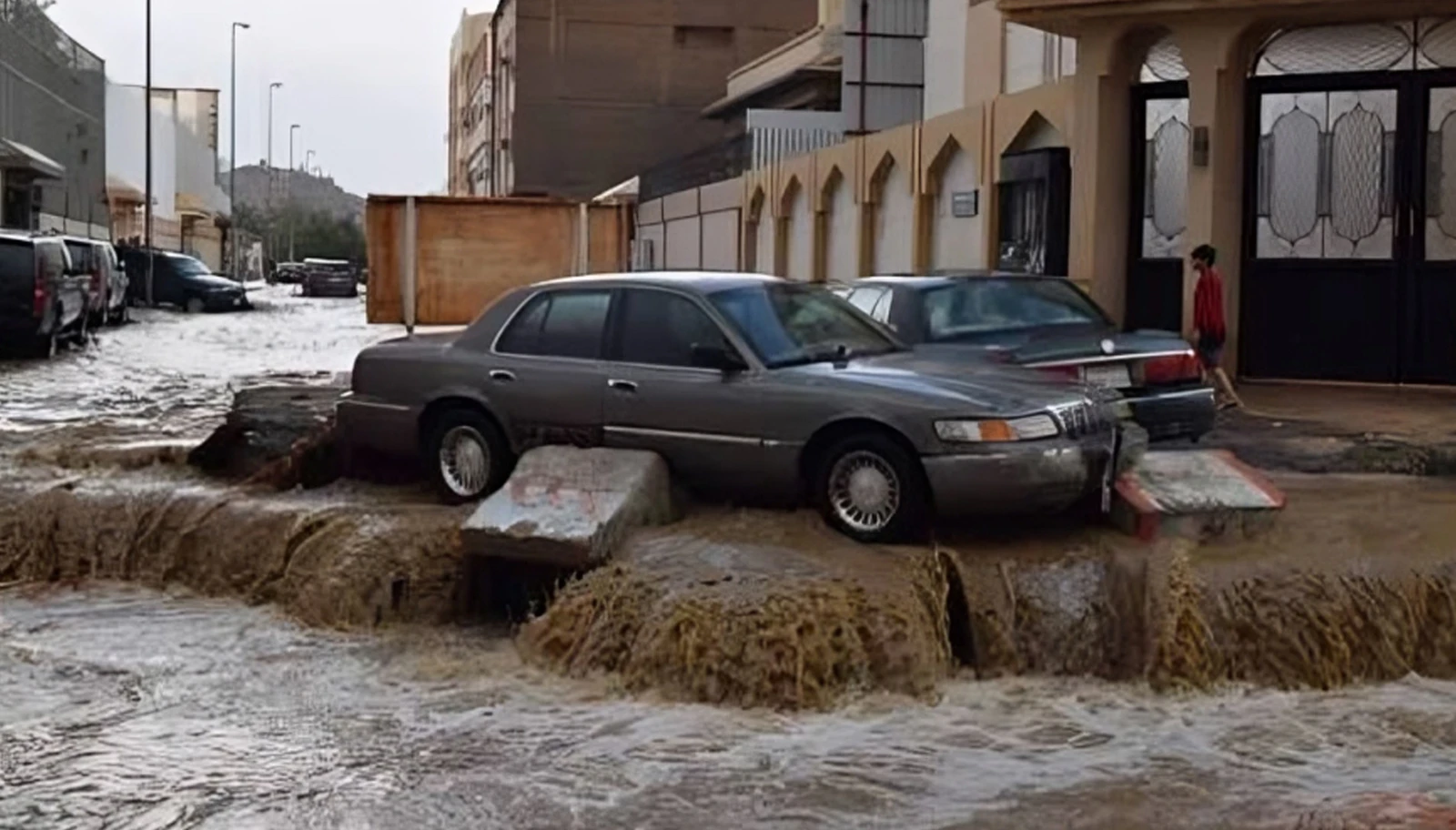 السيول تغرق الطرق بالطائف وتجرف المركبات