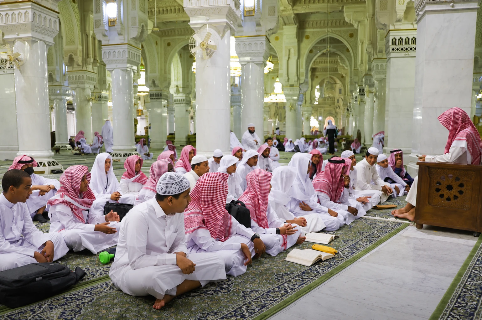 بدء التسجيل في معهدي الحرم المكي والمسجد النبوي للعام الدراسي 1448هـ