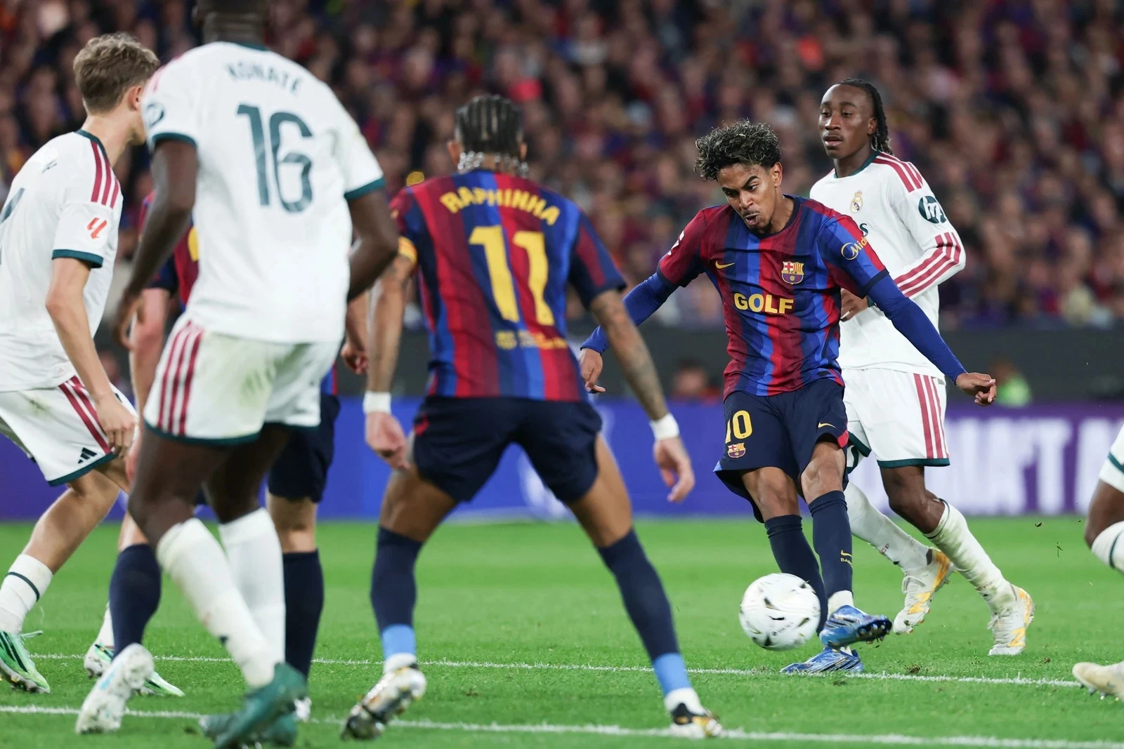 برشلونة المتصدر يبحث عن الفوز لإبعاد ريال مدريد وأتلتيكو عن القمة
