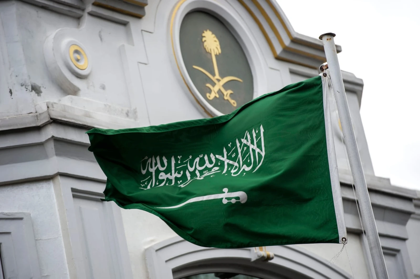 السفارة باليابان تطالب المواطنين بالحيطة والحذر بسبب الأعاصير