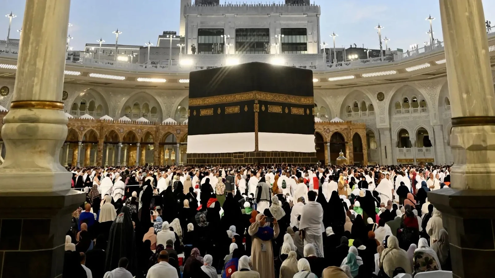 بدء مراسم غسل الكعبة المشرفة