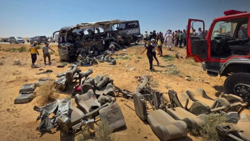 مصرع 35 شخصًا وإصابة 30 إثر تصادم حافلتين بسوريا