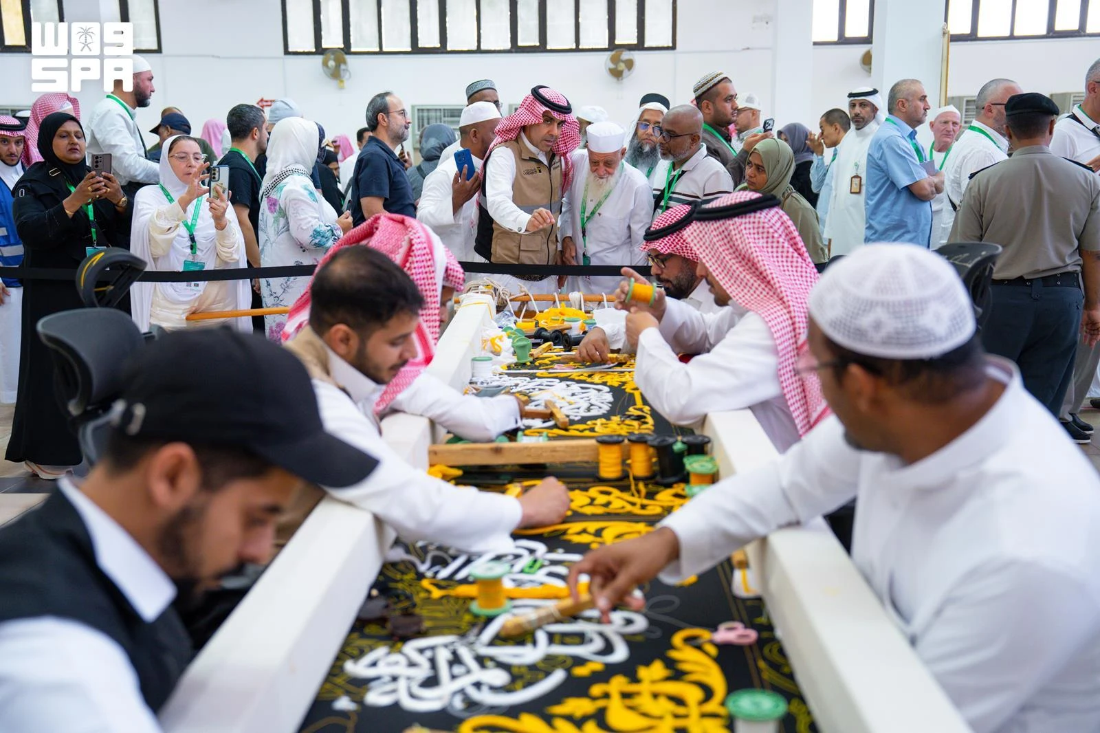 ضيوف الملك للعمرة يطّلعون على مراحل صناعة كسوة الكعبة
