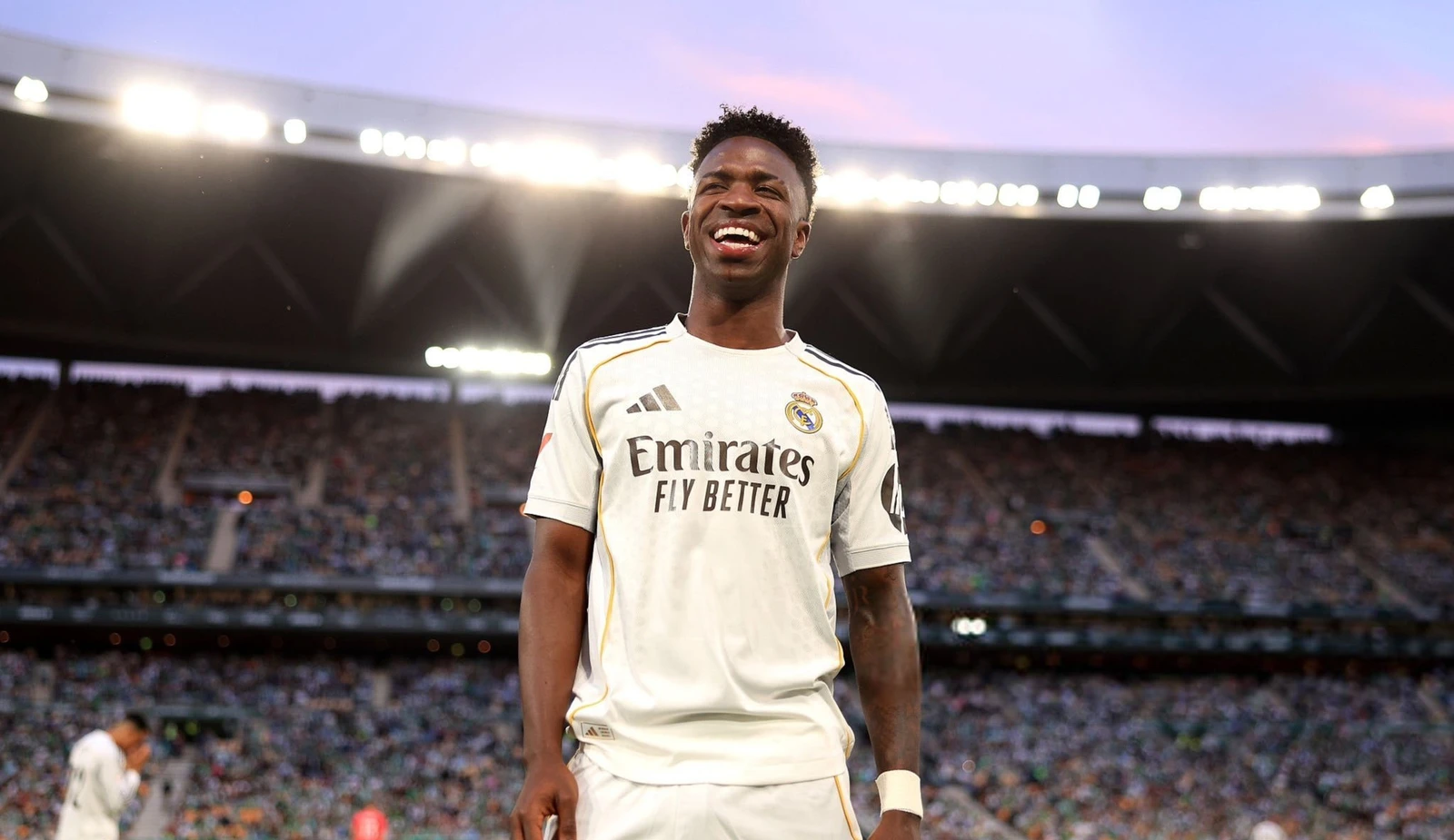 فينيسيوس يمدد عقده مع ريال مدريد حتى 2032