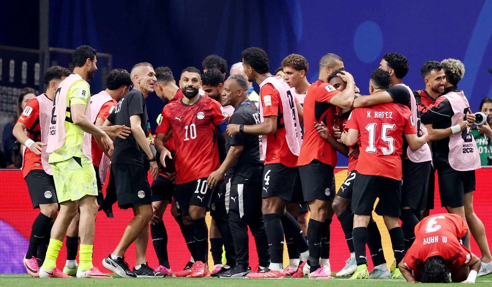 السيسي للاعبي منتخب مصر: المستقبل أفضل لكم